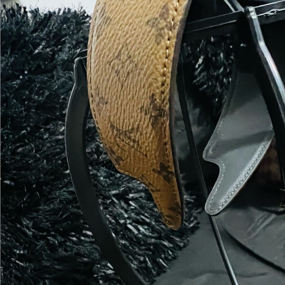 Louis Vuitton Outline Headband - Picture 5 of 13